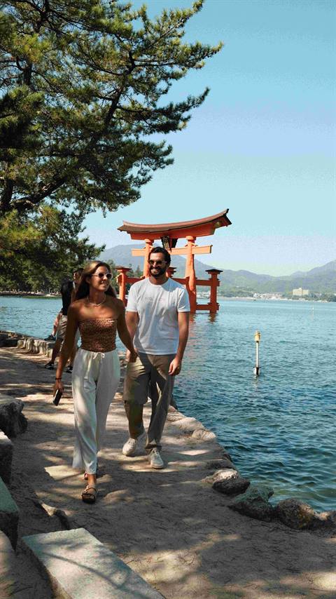 Maria and Zé at Miyajima's floating torii gate