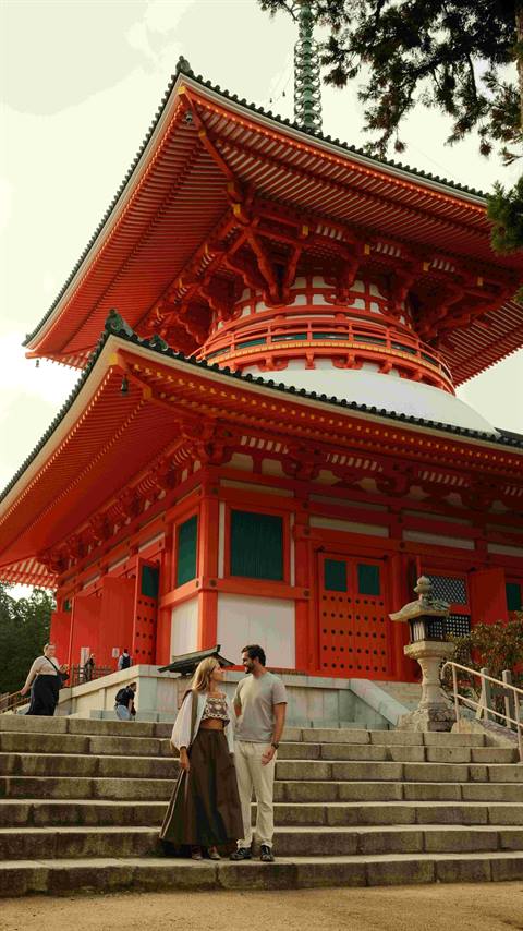 Maria and Zé at a Koyasan temple