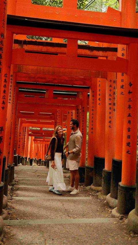 Maria and Zé walking through the torii gates at Fushimi Inari