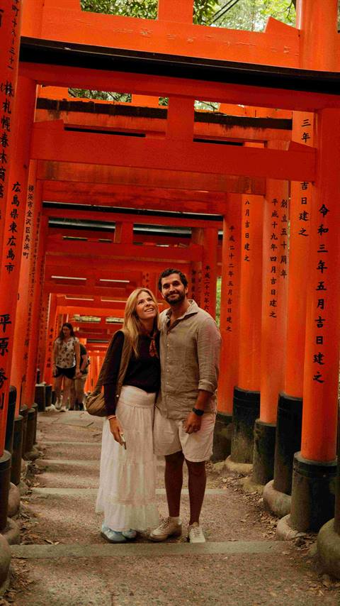 Maria and Zé among the torii gates at Fushimi Inari
