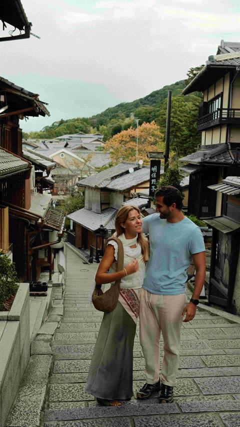 Maria and Zé walking through Kyoto's Higashiyama district