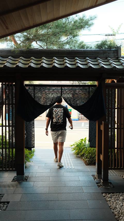 Ze at a temple gate in Asakusa Tokyo
