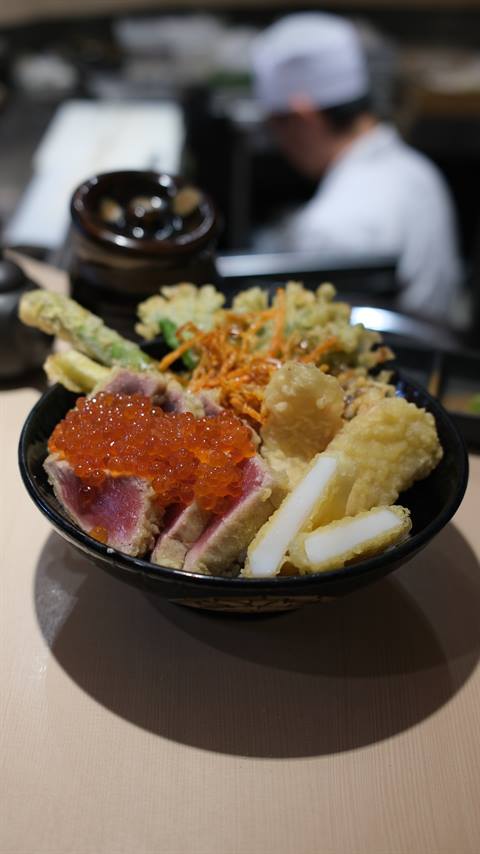 Tuna tataki bowl at a Tokyo restaurant