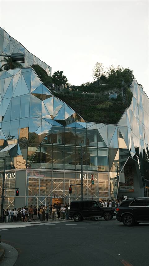 Omotesando boulevard with Dior Tokyo facade