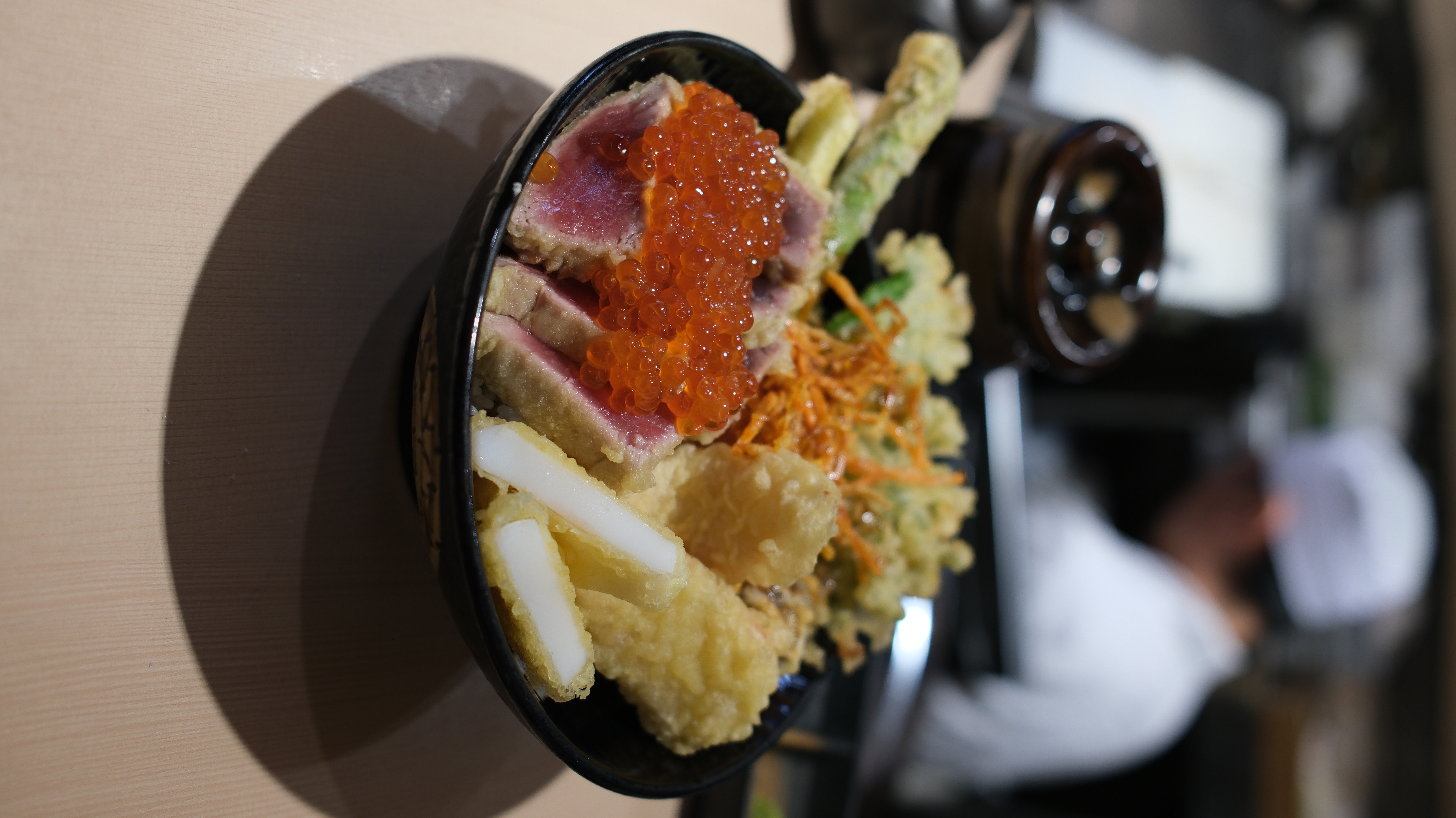 Tuna tataki bowl at a Tokyo restaurant