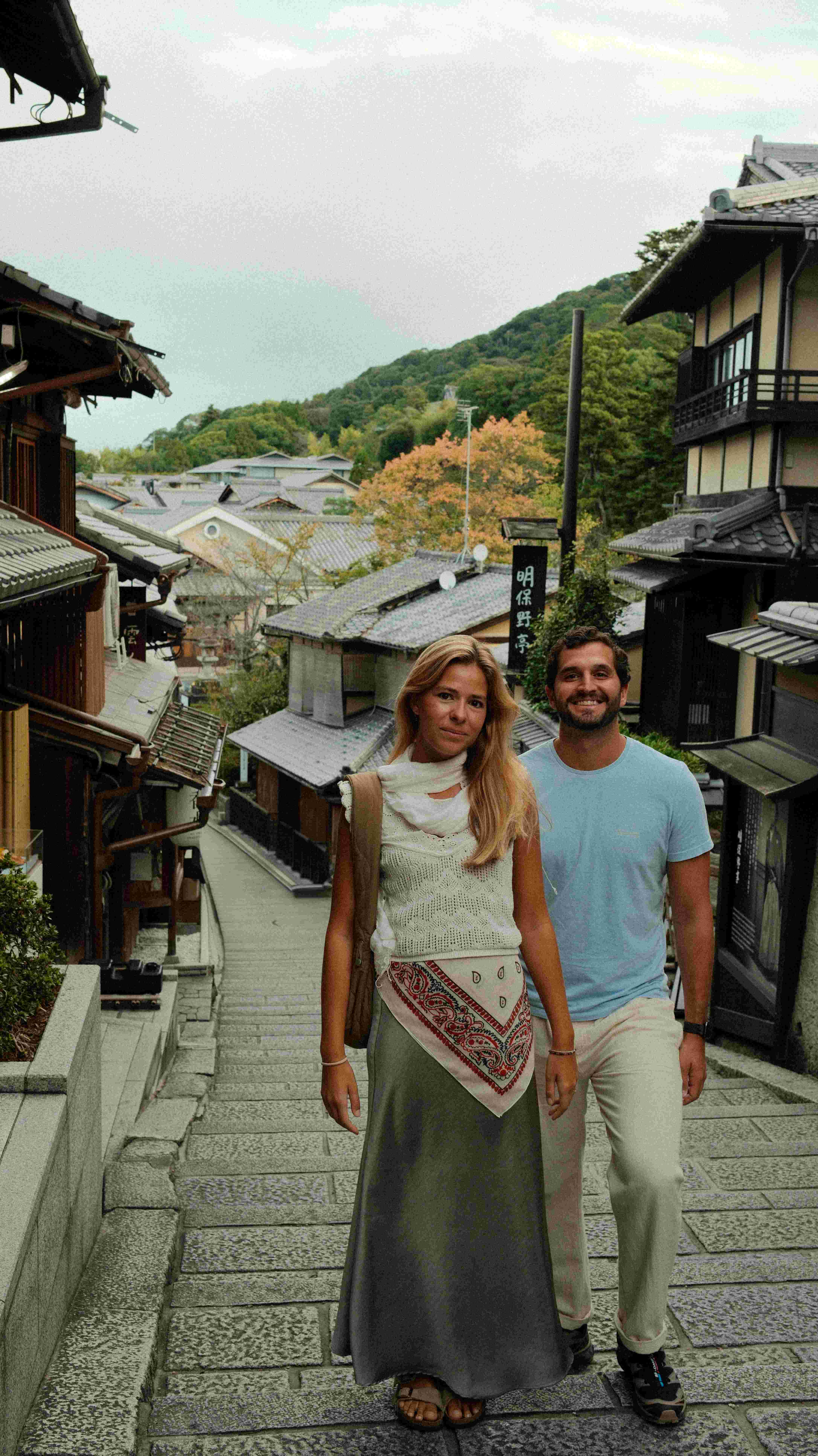 Maria and Zé walking through Kyoto's Higashiyama district